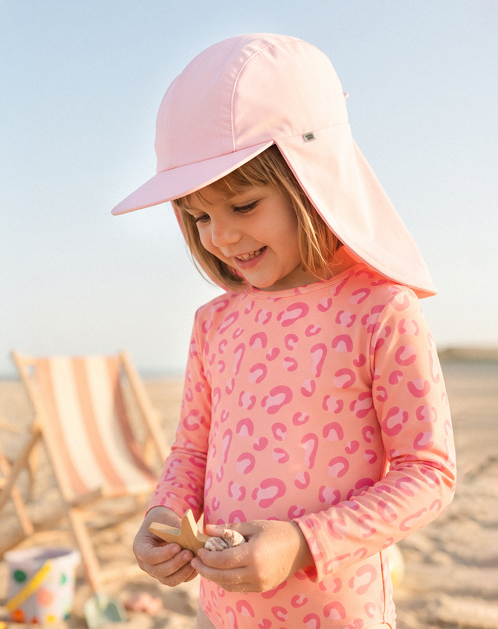 Gorra protectora con cubrenuca rosado niña