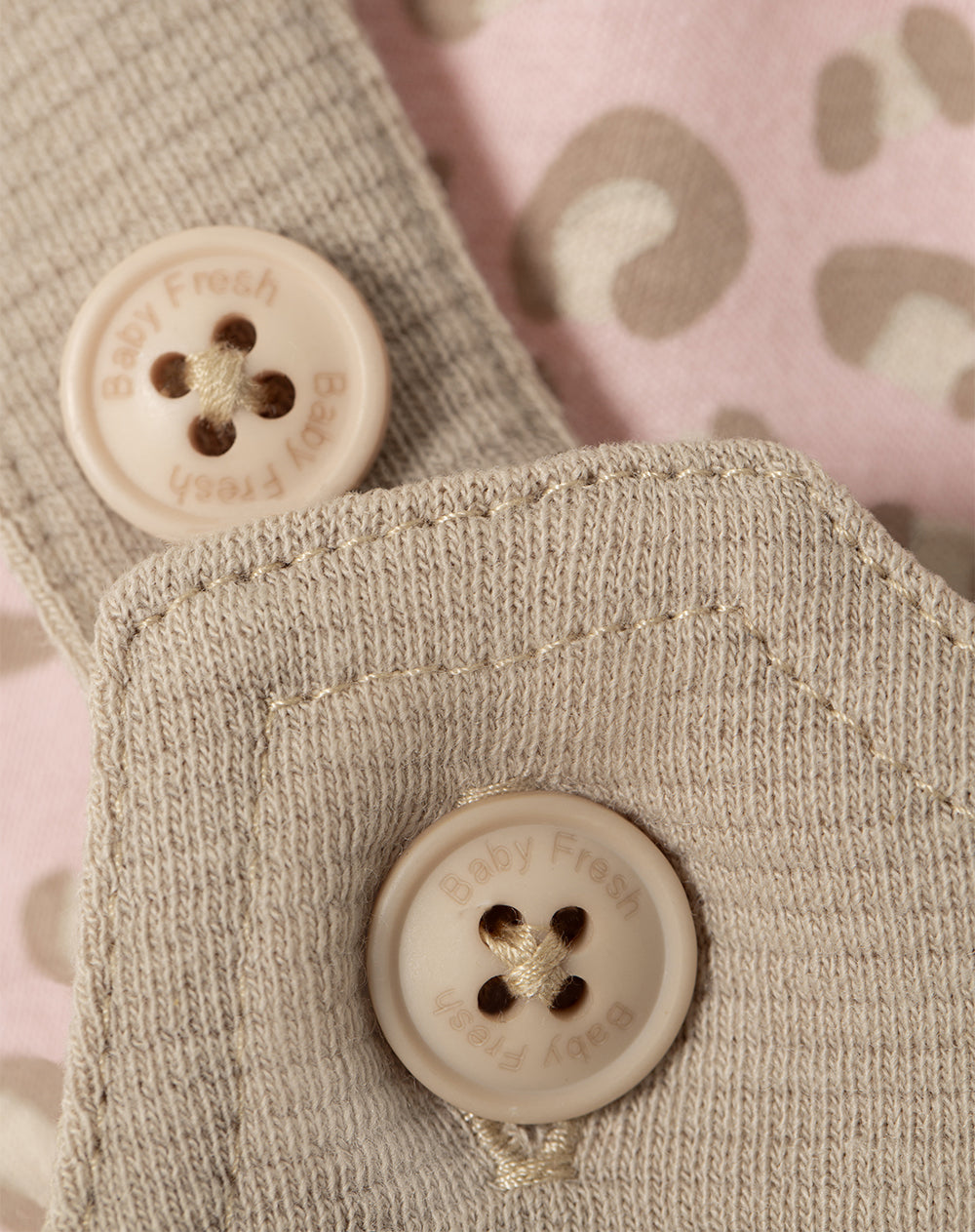 Conjunto overol manga corta beige estampado