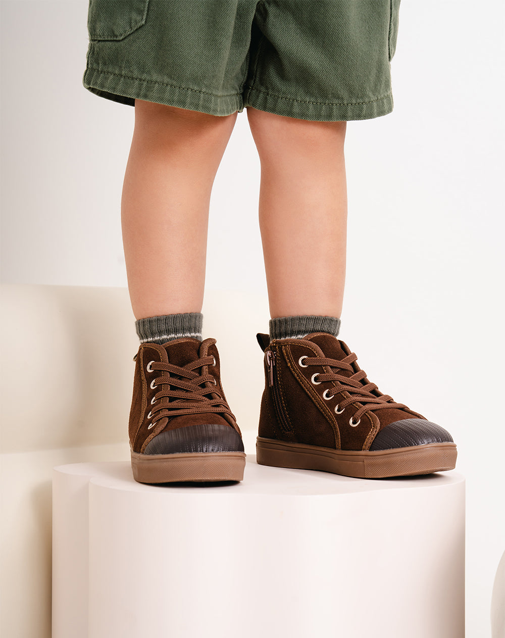 Tenis tipo bota cafés niño