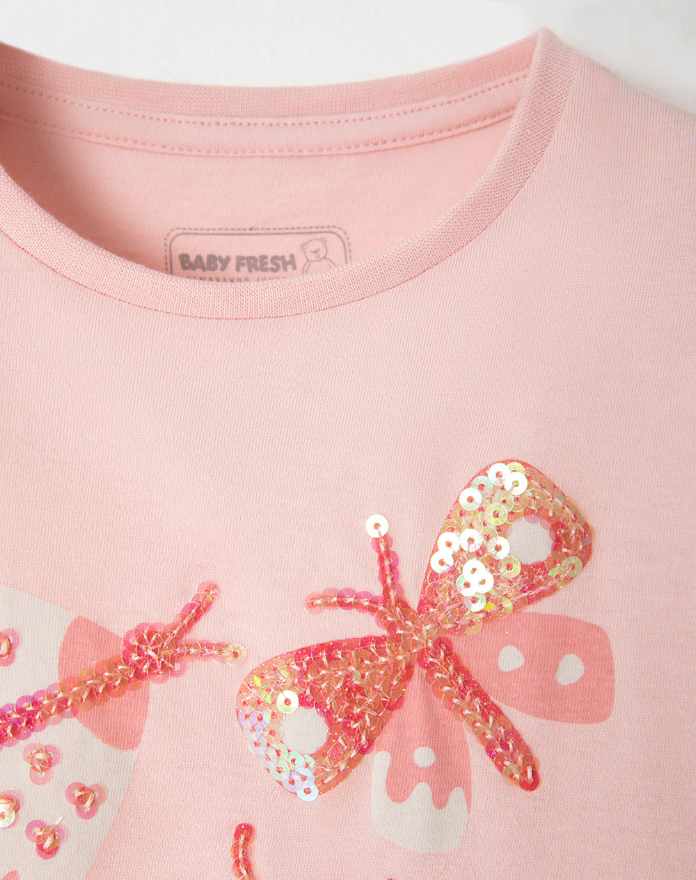 Camiseta regular estampada brillos niña