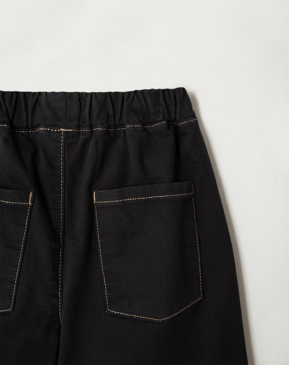 Pantalón regular fit tiro medio negro
