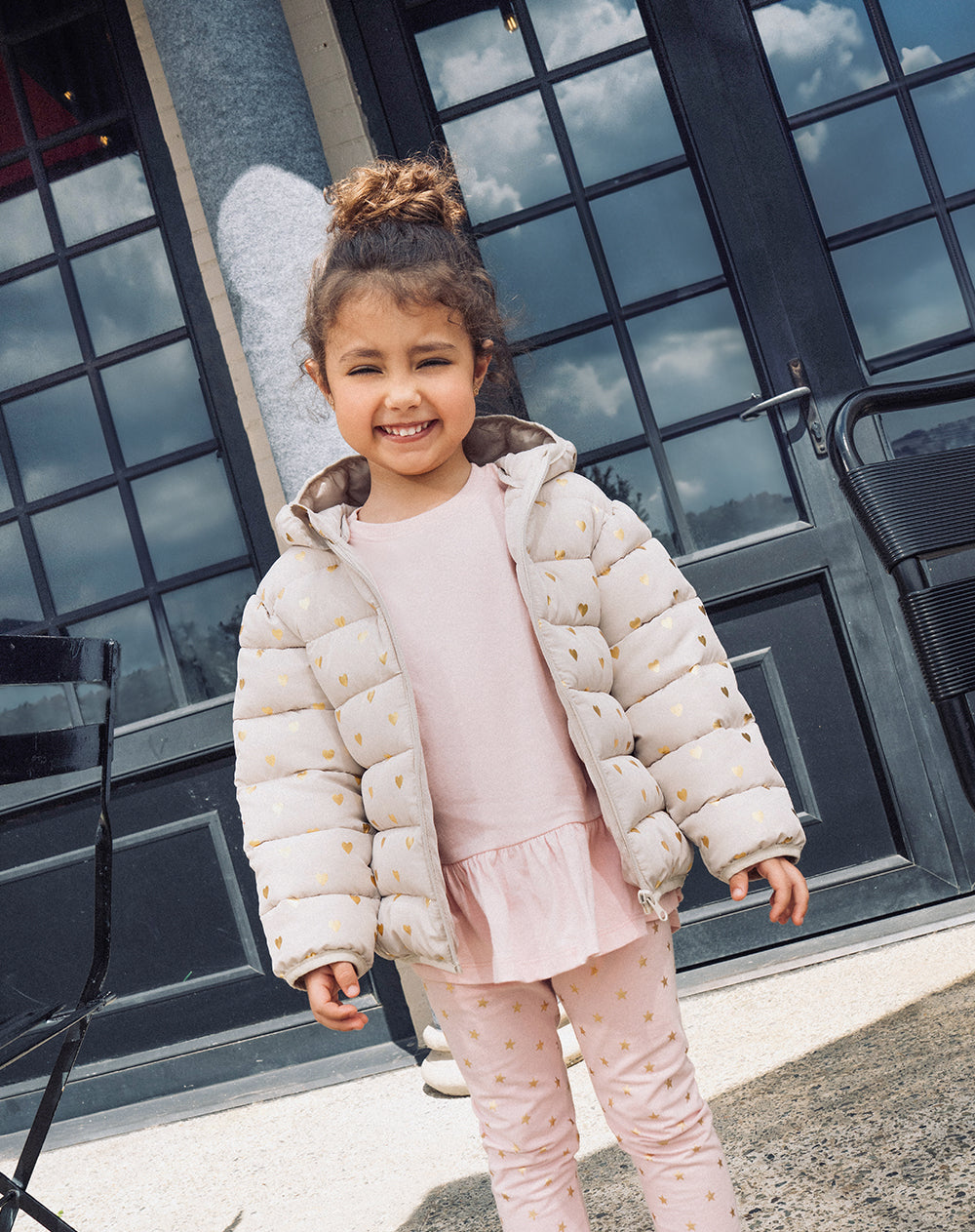 Chaqueta regular acolchada estampado niña