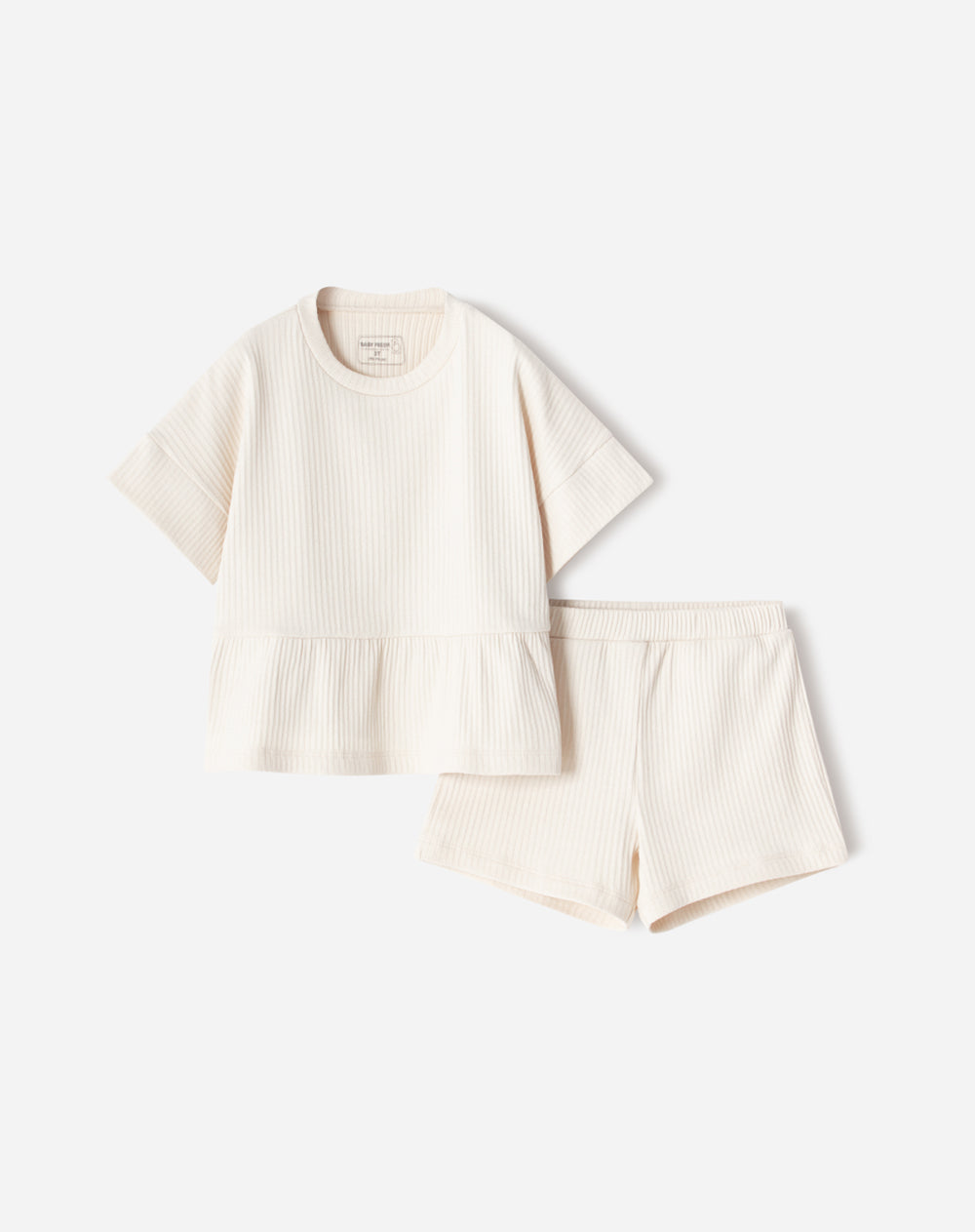 Conjunto pantalon corto camiseta crema