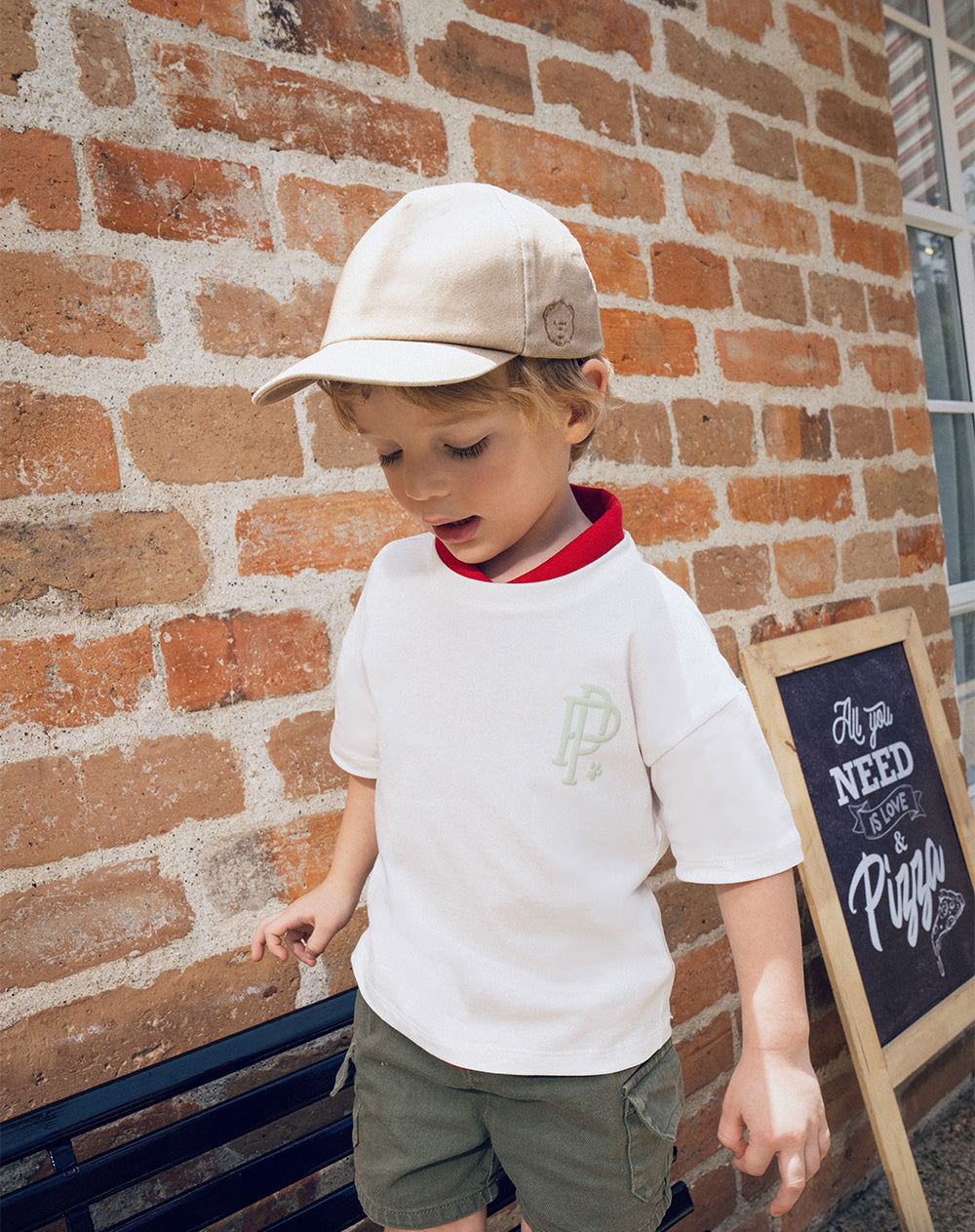 Gorra bordada café niño