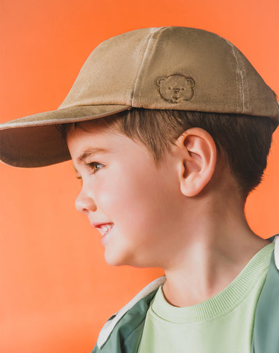 Gorra bordada café niño