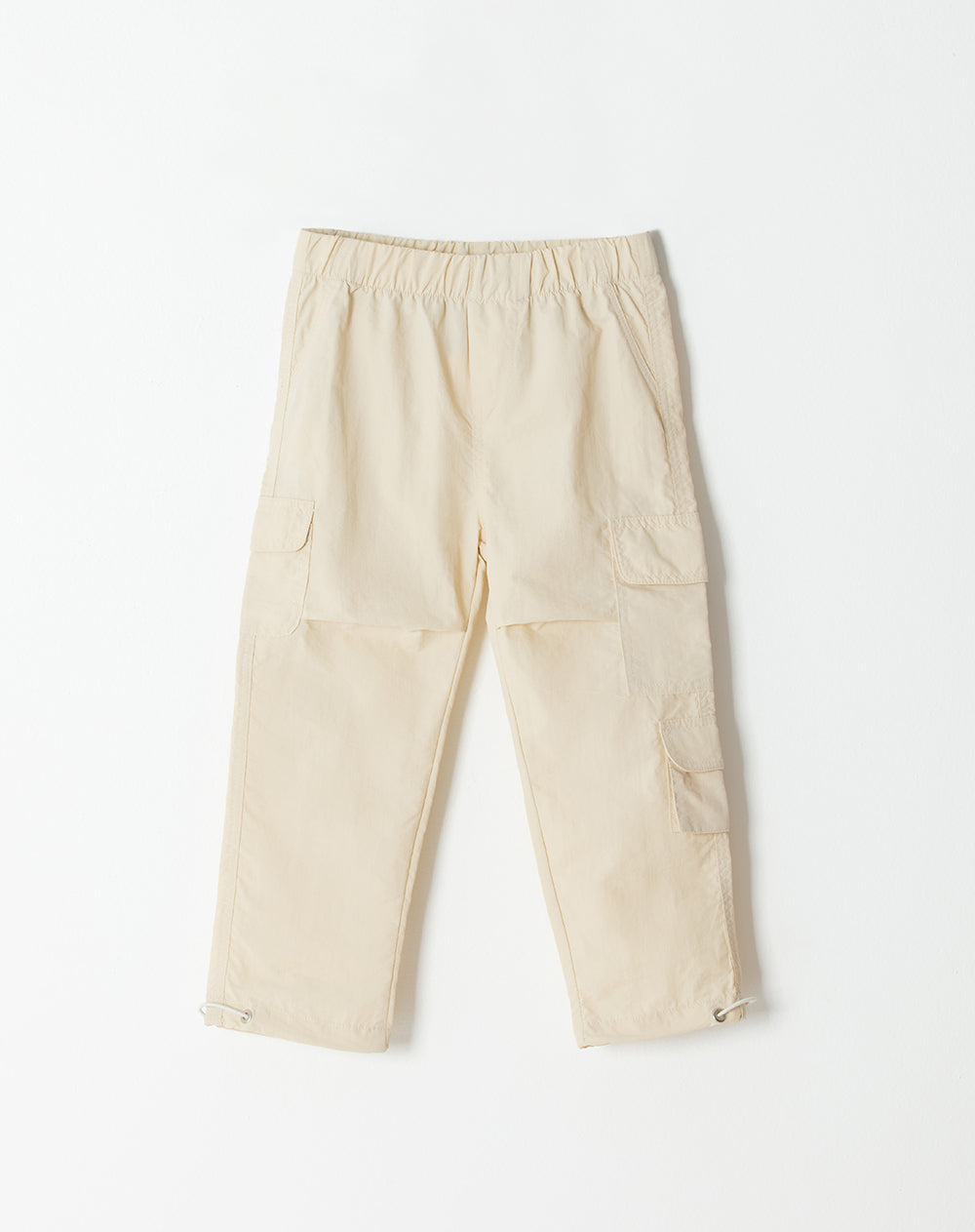 Pantalón regular fit tiro medio crema