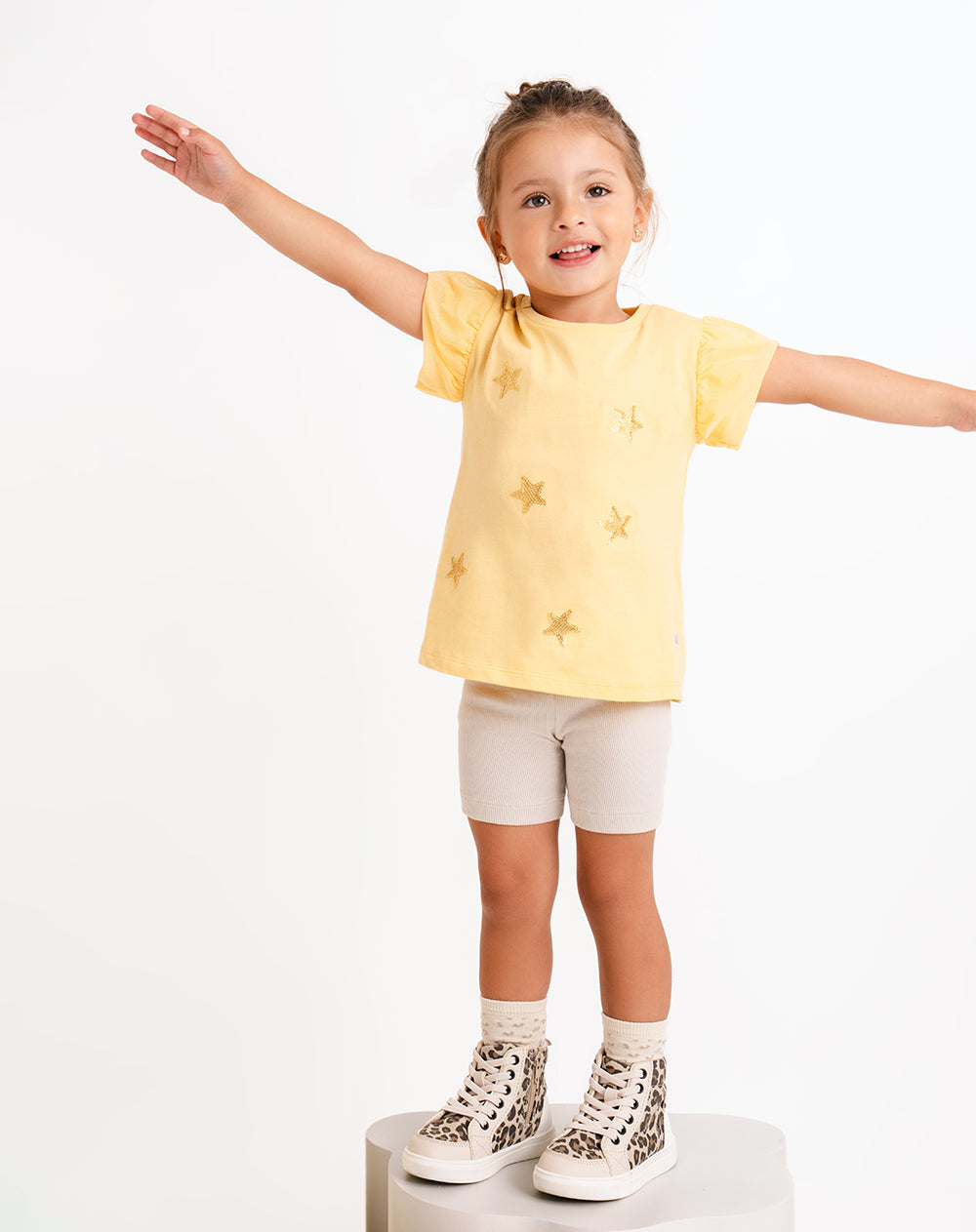 Camiseta regular estampada brillos niña