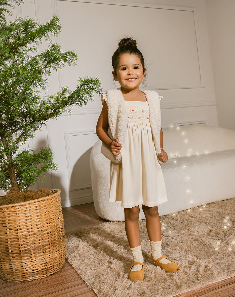 Vestido bordado crema niña