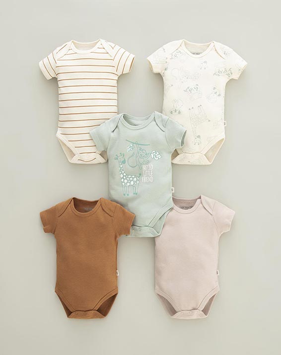 Consejos a la hora de comprar ropa para regalar a un bebé recién nacido